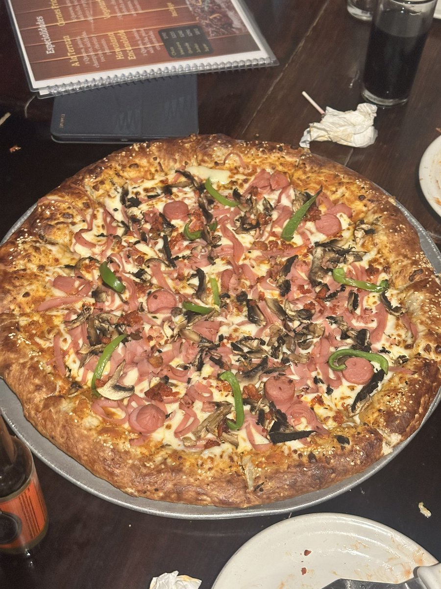 AndresFerral's tweet photo. aquí cenando unas ricas pizzas 👌🏻👌🏻 https://t.co/FUNGZiJpd1