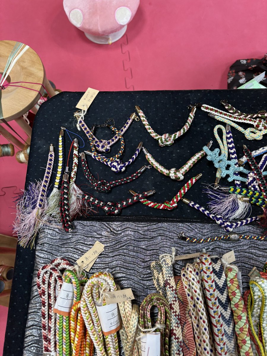 本日も「ふりまde和空間」始まりました！
組紐WS飛び込みも受付ております♪
羽織紐•ストラップ•ブレスレットに仕上げさせていただきます。

#ふりまde和空間
#組紐WS
#くみひも