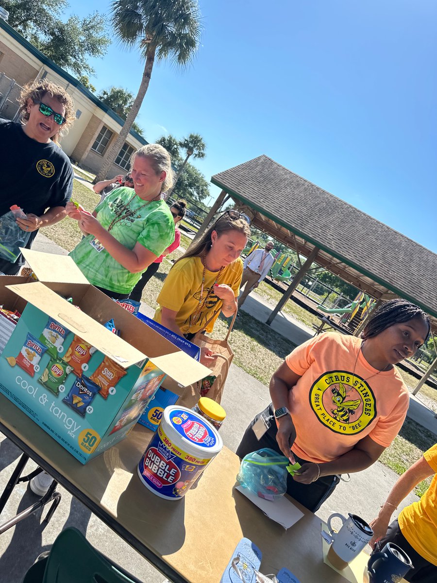 How did we end our day at the Hive? With a Staff Egg Hunt, of course!
“A School of Community Citizenship”
#agreatplacetobee #beethedifference 
🐝💛🐝💛
