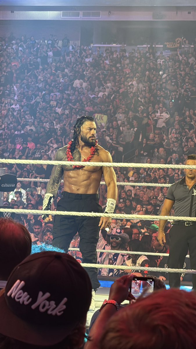 Falbak_'s tweet photo. Vaya puta bestia. El aura hecho persona.

#Wrestlemania https://t.co/xxyg7Km74O