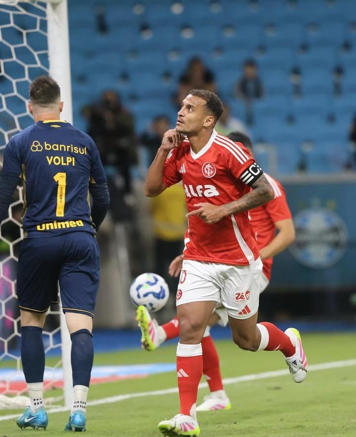 Reporter_Samuel's tweet image. Oficial: o Inter completa 2 anos sem perder clássicos Gre-Nais.

São 8 jogos de invencibilidade.

Na última vitória gremista, o treinador colorado era o que está prestes a ser anunciado como treinador do Grêmio, Mano Menezes.