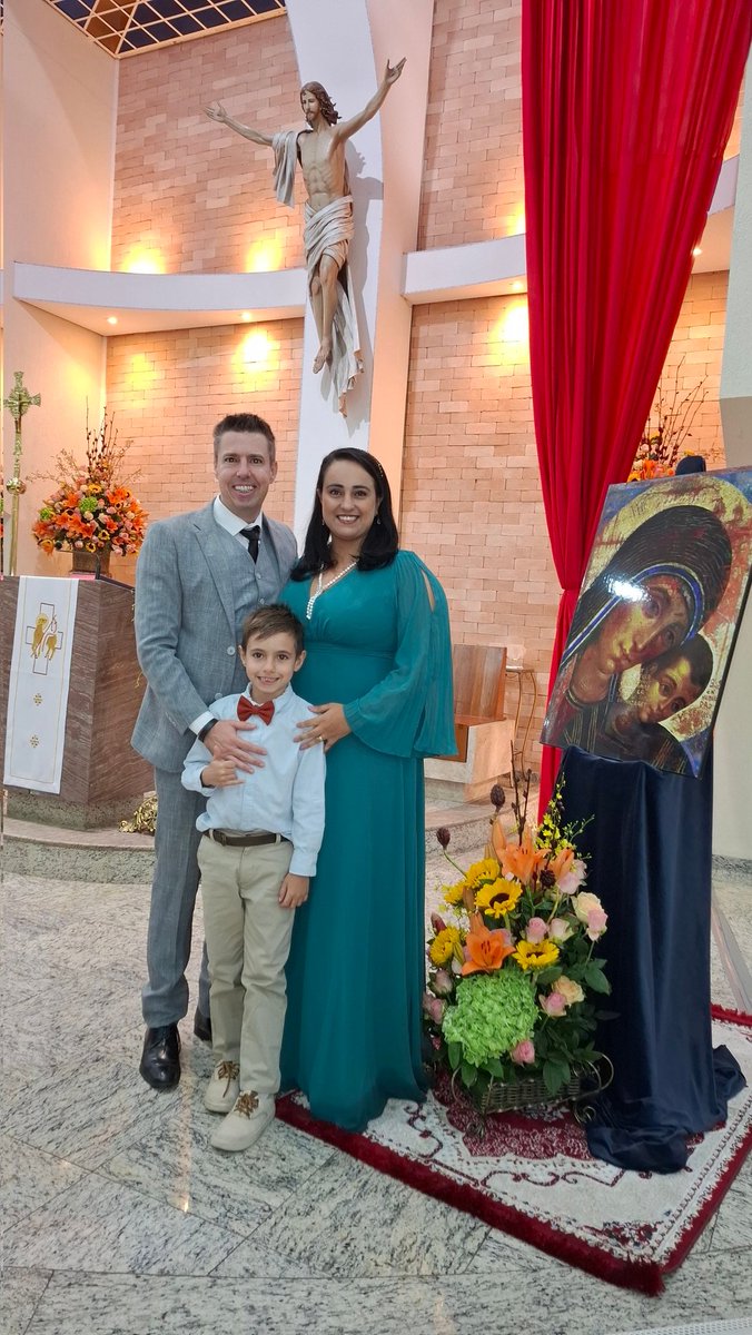 MarcelCapretz's tweet photo. Esta é a noite em que Cristo venceu a morte.

#vigiliapascal 
#caminhoneocatecumenal https://t.co/Xuu9eoSdAi