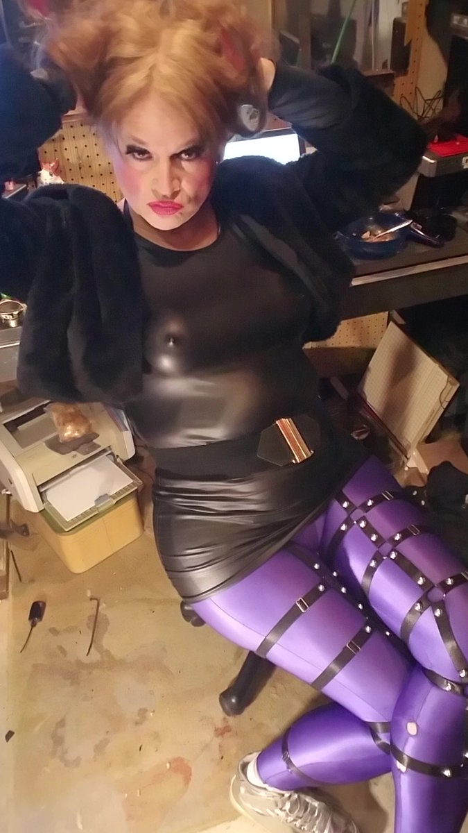 Jeniferxtacy's tweet photo. Guess my age. When I was in my 20s I thought at my current age I would start looking like a grandmother. https://t.co/u7VrHQzmlo