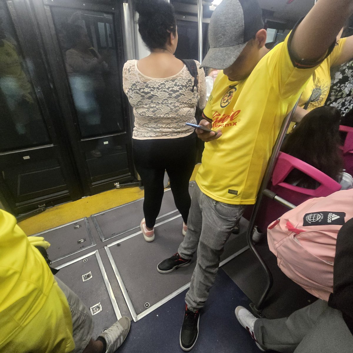 Nadie_PD's tweet photo. Los valores de los aficionados del @ClubAmerica: hombres en la zona de mujeres, niños y #PcD del @MetrobusCDMX no se ayudan a quitarse la famita, me cae... https://t.co/gTp568kvrg