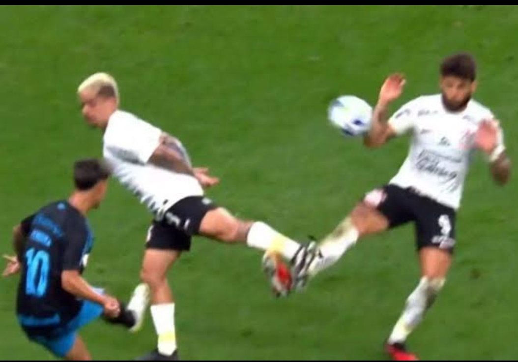 MestredeCopas's tweet photo. O Grêmio sofre com roubos descarados toda rodada pq é fraco institucionalmente. Era pro presidente invadir o campo e retirar o time de campo. Paralisar o jogo. Dar tempo pra que esse Braulio ficasse constrangido com a repercussão. Ele só foi no VAR pela insistência do Kannemann. https://t.co/JALVKS25uW