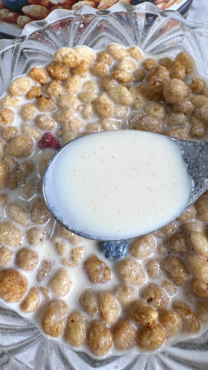 uryo1112's tweet photo. ドンキ限定の紅茶グラノーラ、牛乳入れるだけで美味しいミルクティー味になるのガチで革命すぎるだろ。 https://t.co/0vyVAlLtfn