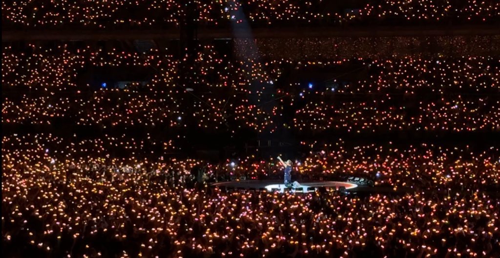sun_mny's tweet photo. 콜드플레이 w1 구역이 진짜 꿀자리…비도 안맞고…무대도 잘보임…그리고 사이드 전광판도 있음 https://t.co/C2G1gAm8Vk