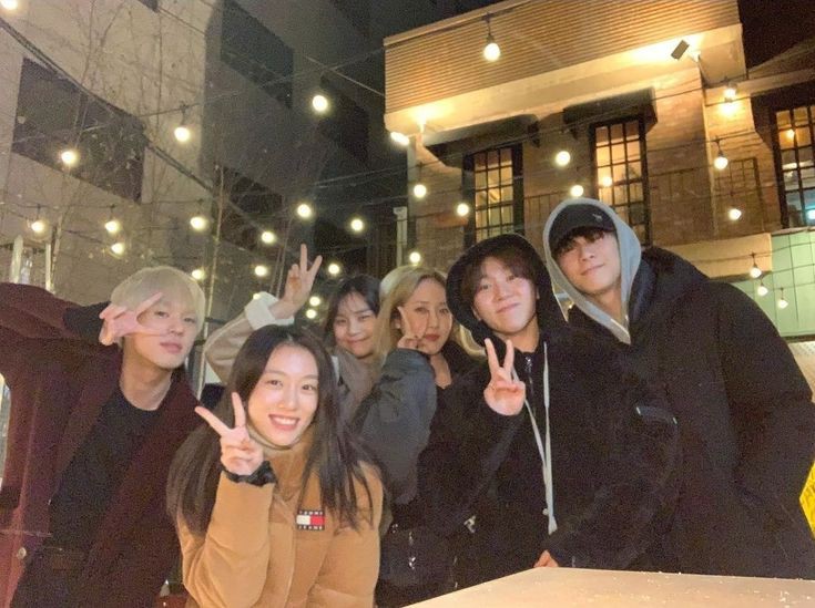 loevpmh's tweet photo. can we talk about how cute and lovely 98zs group pics are? they look like the typical circle of friends you had since you were in highschool. so youthful, so silly, so warm and so pretty ☹️ https://t.co/rYxEHj1bcF