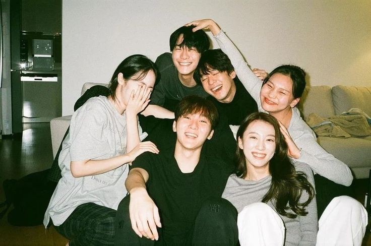 loevpmh's tweet photo. can we talk about how cute and lovely 98zs group pics are? they look like the typical circle of friends you had since you were in highschool. so youthful, so silly, so warm and so pretty ☹️ https://t.co/rYxEHj1bcF