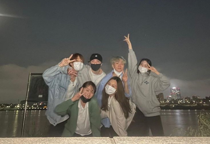 loevpmh's tweet photo. can we talk about how cute and lovely 98zs group pics are? they look like the typical circle of friends you had since you were in highschool. so youthful, so silly, so warm and so pretty ☹️ https://t.co/rYxEHj1bcF