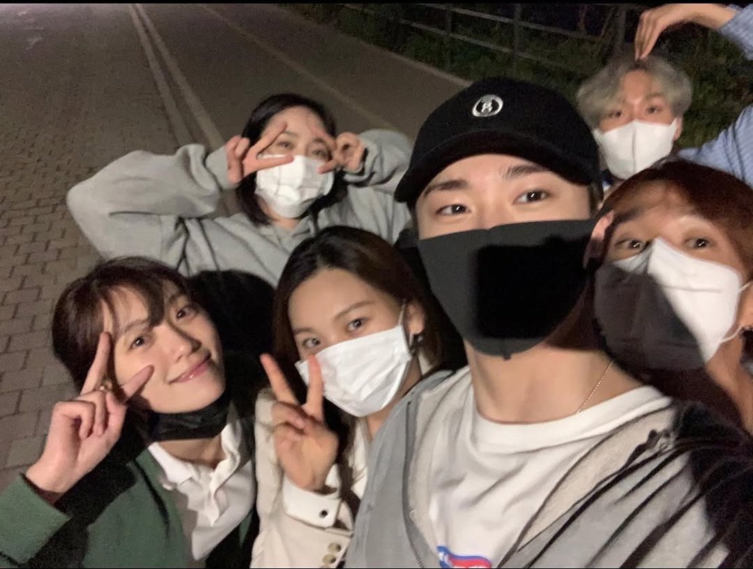 loevpmh's tweet photo. can we talk about how cute and lovely 98zs group pics are? they look like the typical circle of friends you had since you were in highschool. so youthful, so silly, so warm and so pretty ☹️ https://t.co/rYxEHj1bcF