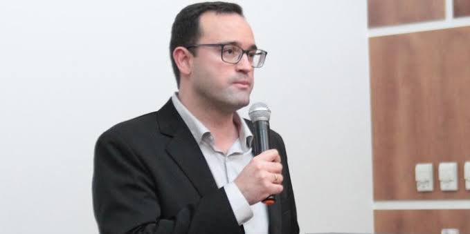 NewsLiberdade's tweet photo. 🚨AGORA - Diogo Siqueira, prefeito de Bento Gonçalves, se recusa a agradecer Lula por ambulâncias e diz que o dinheiro é do povo

“O dinheiro do imposto é do cidadão, não é do prefeito Diogo, não é do governador do Estado, não é do presidente da República” https://t.co/JNjD8FkTxO