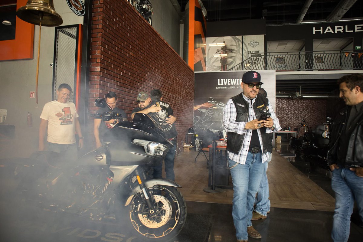 DivisoresMC's tweet photo. Acompañando a nuestro hermano Deivid 

Muchas felicidades por tu nueva Máquina Road Glide CVO
¡A rodar! 🤟🏼

#DivisoresMC #LiveToRide #HarleyDavidson # https://t.co/A3Jrm1HycT