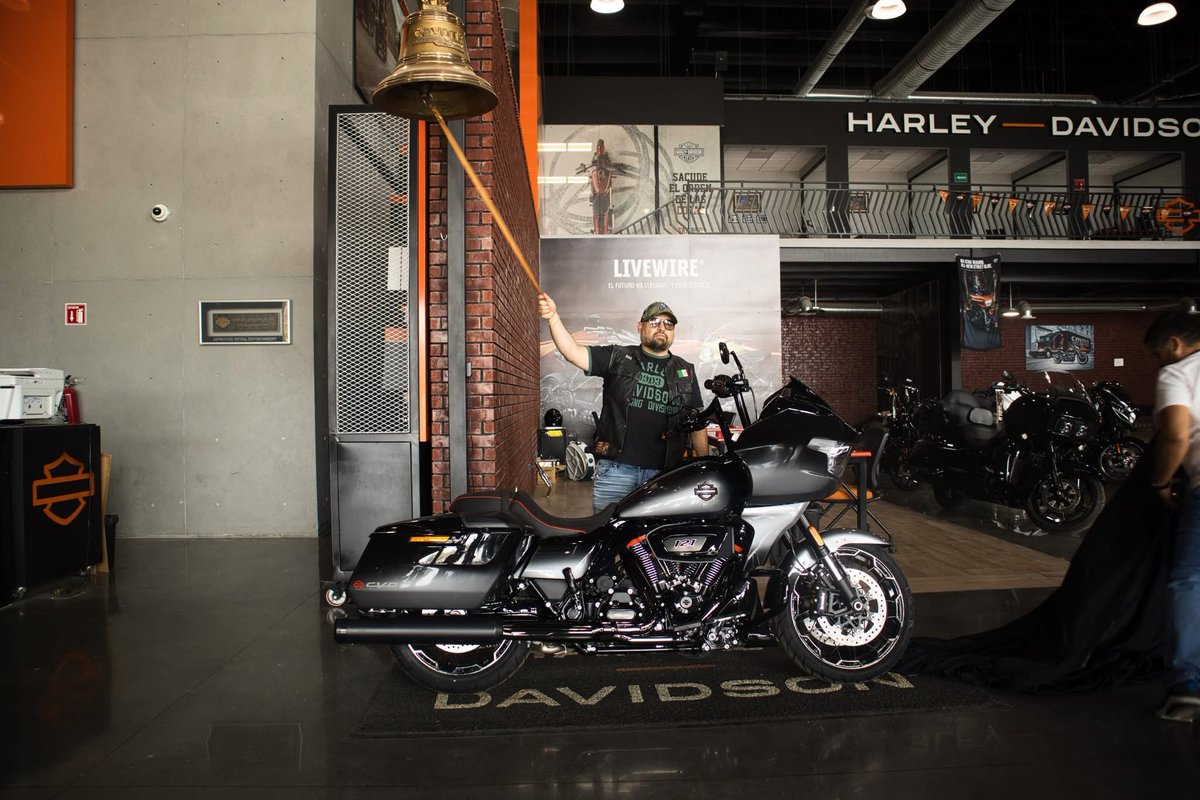 DivisoresMC's tweet photo. Acompañando a nuestro hermano Deivid 

Muchas felicidades por tu nueva Máquina Road Glide CVO
¡A rodar! 🤟🏼

#DivisoresMC #LiveToRide #HarleyDavidson # https://t.co/A3Jrm1HycT