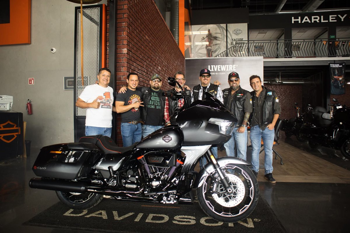 DivisoresMC's tweet photo. Acompañando a nuestro hermano Deivid 

Muchas felicidades por tu nueva Máquina Road Glide CVO
¡A rodar! 🤟🏼

#DivisoresMC #LiveToRide #HarleyDavidson # https://t.co/A3Jrm1HycT