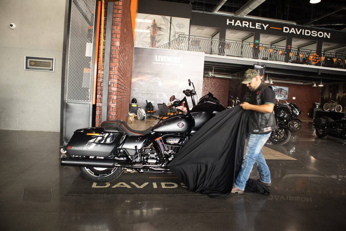 DivisoresMC's tweet photo. Acompañando a nuestro hermano Deivid 

Muchas felicidades por tu nueva Máquina Road Glide CVO
¡A rodar! 🤟🏼

#DivisoresMC #LiveToRide #HarleyDavidson # https://t.co/A3Jrm1HycT