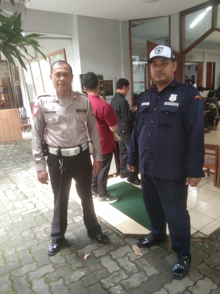 Bhabinkamtibmas dan Aiptu Sumarno, serta Petugas Pam Melaksanakan giat Pengamanan Ibadah Jumat Agung di Gereja Baptis Indonesia (GBI) Karang Tengah Permai Blok TL 8 RT.02/06 Kel. Karang Timur, dengan jumlah Jemaat +- 100 orang. Jumat 18 April 2025