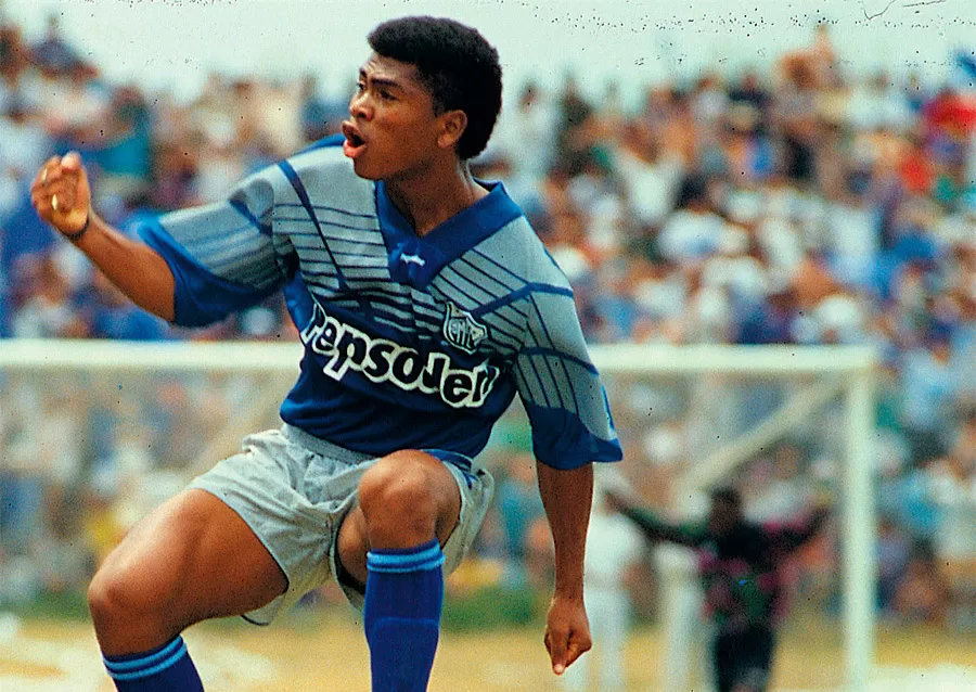 🎉 ¡Feliz cumpleaños al gran Iván "Bam Bam" Hurtado! 🇪🇨💙

Uno de los mejores defensas en la historia del fútbol ecuatoriano y que dejó su huella en el Bombillo.

⚡️ Clase, liderazgo y jerarquía desde el fondo
🔵 Campeón con Emelec en 1993 y figura clave en esa generación
📌 Más