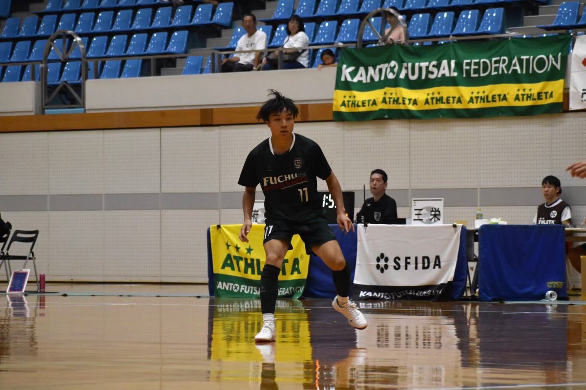 ShingoImasaki's tweet photo. ボールを失った瞬間、奪い返すのか、それとも帰陣して組織を整えるのか。

その判断はロストの位置や状況で変わる。

ただし最も重要なのは、攻撃から守備への素早い切り替え。

頭のスイッチとそれを実行するための身体操作が、プレー全体の質を左右する。

切り替えの意識が、守備の強度を生む。 https://t.co/WYz6wI5kAj