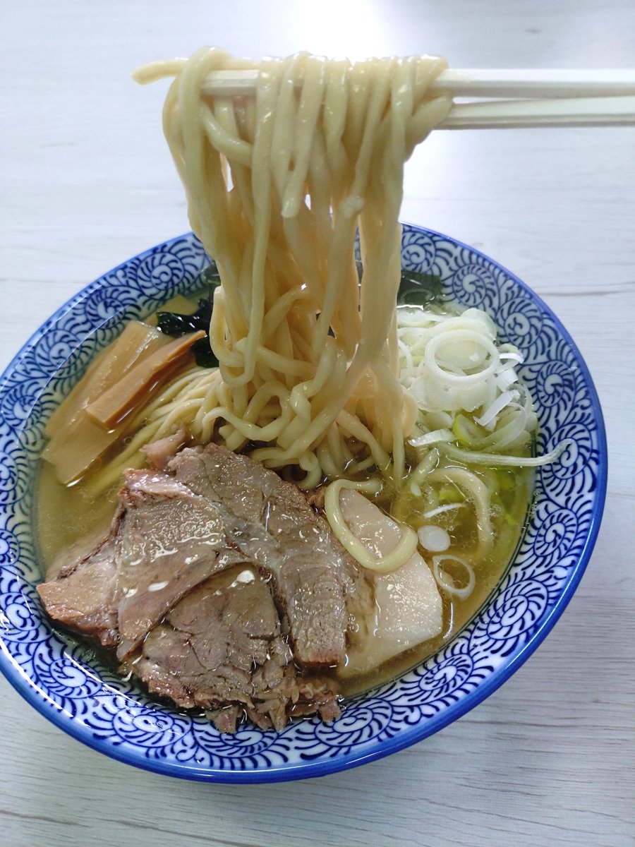 Akkeyラーメンさん
ツーリング前に腹越しらい開店1番で突撃しました

本日は塩ラーメンをオーダー

黄金に輝く綺麗なスープにもちもち中太麺が合う合う🌟

もっと早くにAkkeyさん知ってたらな
ゴールドカード欲しかったです

＃Akkeyラーメン
＃Akkey幸手