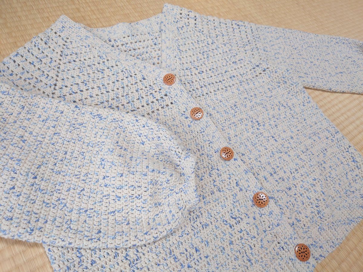 roa_handmade_'s tweet photo. 娘とお揃いのカーディガン完成！
デザインは首周り、裾、袖口を少し変更してみた

使用毛糸
セリア ノハナ NO.6　
2本取り　かぎ針5号
玉数忘れた…多分60玉くらいかな？ https://t.co/RjLp6Y9DGa