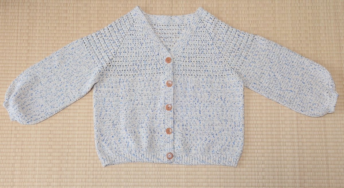 roa_handmade_'s tweet photo. 娘とお揃いのカーディガン完成！
デザインは首周り、裾、袖口を少し変更してみた

使用毛糸
セリア ノハナ NO.6　
2本取り　かぎ針5号
玉数忘れた…多分60玉くらいかな？ https://t.co/RjLp6Y9DGa