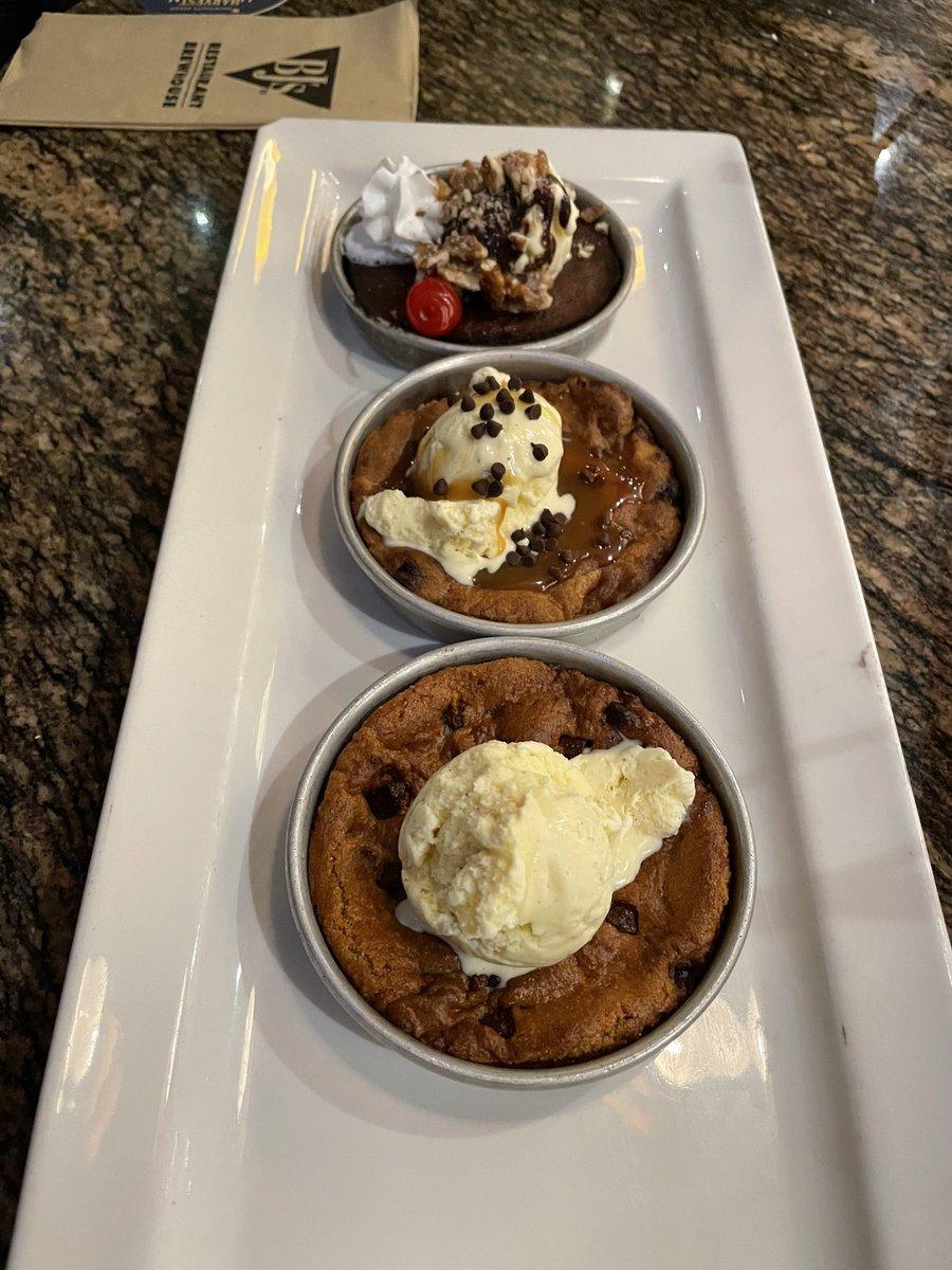 sionchus's tweet photo. #neats pre-birthday week pizookies https://t.co/KjtEqlK98k