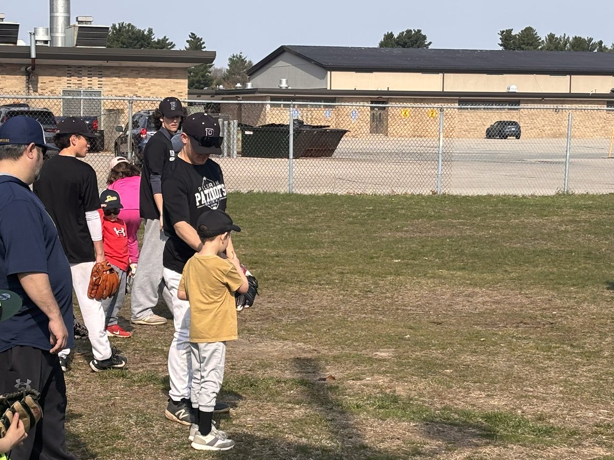 PilgrimBaseball's tweet photo. Pilgrim players working with the little guys today https://t.co/jaYHKmvC6E