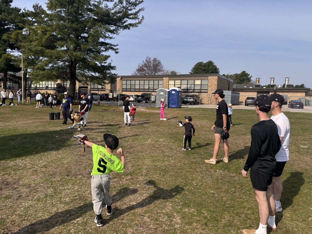 PilgrimBaseball's tweet photo. Pilgrim players working with the little guys today https://t.co/jaYHKmvC6E