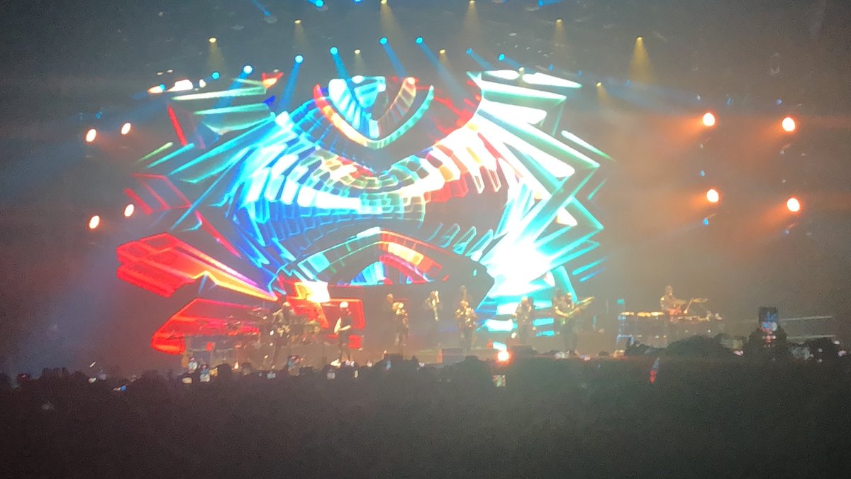 kanekane1975's tweet photo. アースウィンド&ファイヤーのライブ。円熟した大人のライブだった。最後の方で皆が知るテンションの上がる曲で畳み掛ける感じ。S席でアリーナでも後方だとモニターがなくメンバーが見えづらいからオペラ持って行かない事だけが後悔。
#EarthWindAndFire
#ewffan
#ぴあアリーナMM https://t.co/m2Kh3yV7SP