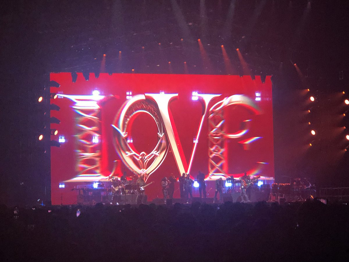 kanekane1975's tweet photo. アースウィンド&ファイヤーのライブ。円熟した大人のライブだった。最後の方で皆が知るテンションの上がる曲で畳み掛ける感じ。S席でアリーナでも後方だとモニターがなくメンバーが見えづらいからオペラ持って行かない事だけが後悔。
#EarthWindAndFire
#ewffan
#ぴあアリーナMM https://t.co/m2Kh3yV7SP