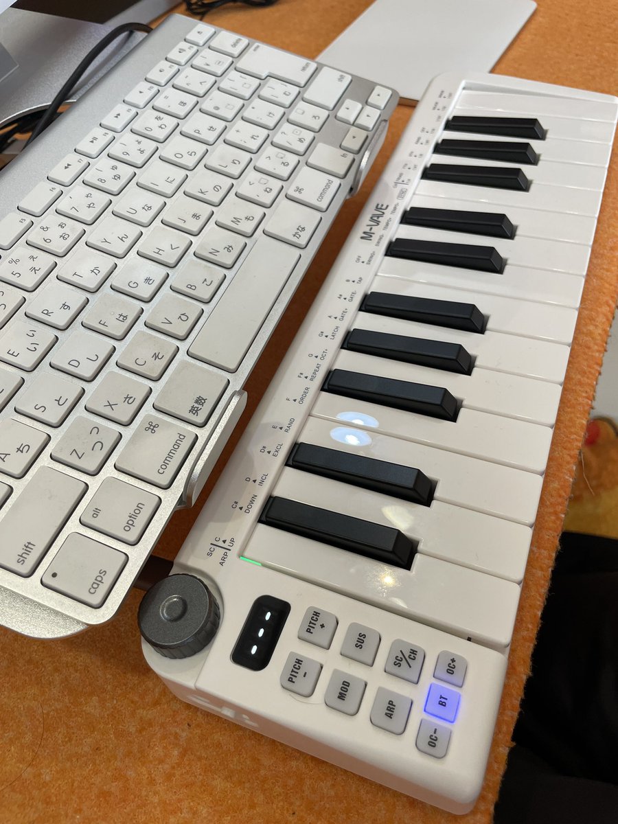 PARANOIA106's tweet photo. Amazonで買った謎のミニ鍵キーボードが便利すぎる。バッテリー内蔵でBluetooth MIDIと3.5mmTRS MIDIいけるって大手メーカーでもないんじゃない?
まぁ本体でMIDIチャンネル設定できないのが難点だが😅
#mvave #midikeyboard https://t.co/u5TkB1D7QG