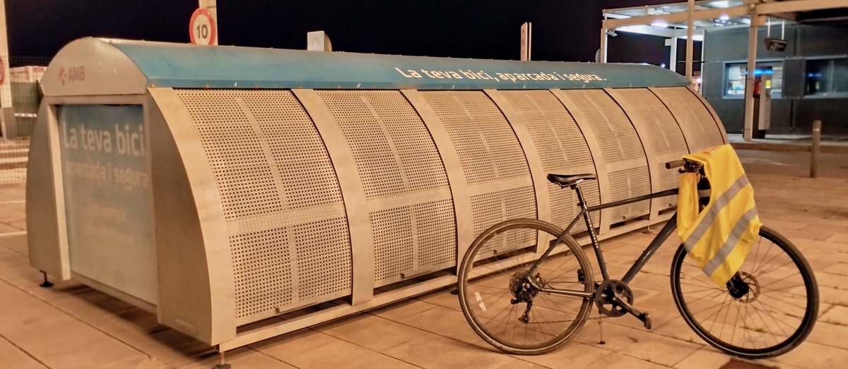 jairoalonso's tweet photo. DAY 20 OF 30. Night ride after work by empty roads of El Baix Llobregat #elprat #castelldefels #30diesAmbbici Tonight I'm going to share with you my favorite cycling brands #blb #garmin #ravemen #closca #bicibox @bricklanebikes @Garmin @ravemen_jp @closcadesign @Bicibox_AMB https://t.co/al3vFHkIgV