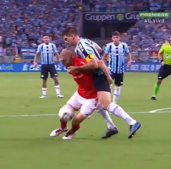 QGdoInter's tweet image. Quando esse PÊNALTI RIDÍCULO não foi assinalado, eu não vi esse griteiro do outro lado

Chega a ser irônico o cidadão que mais reclamou do lance de hoje ser o mesmo que fez esse pênalti abaixo e tantos outros que não foram marcados

A banca paga e recebe