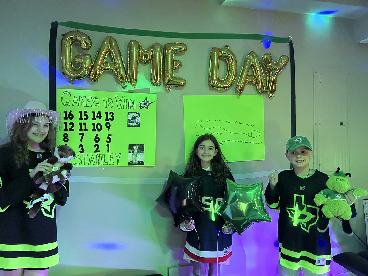 mamamelip's tweet photo. Let’s go @DallasStars !!! 20min to turn this around for sure! @VictorEGreen + our Otters! https://t.co/9HYg0lTjKj