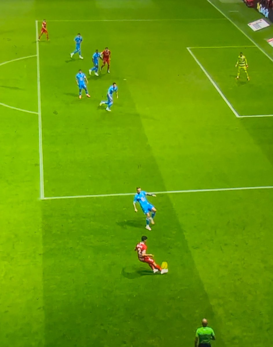 ramosrizo's tweet photo. Ya que acaben el partido por favor, el jugador pegado al asistente habilita, anulan gol @TolucaFC increíblemente.  Gran cierre del arbitraje. https://t.co/NLDPyGCF1R