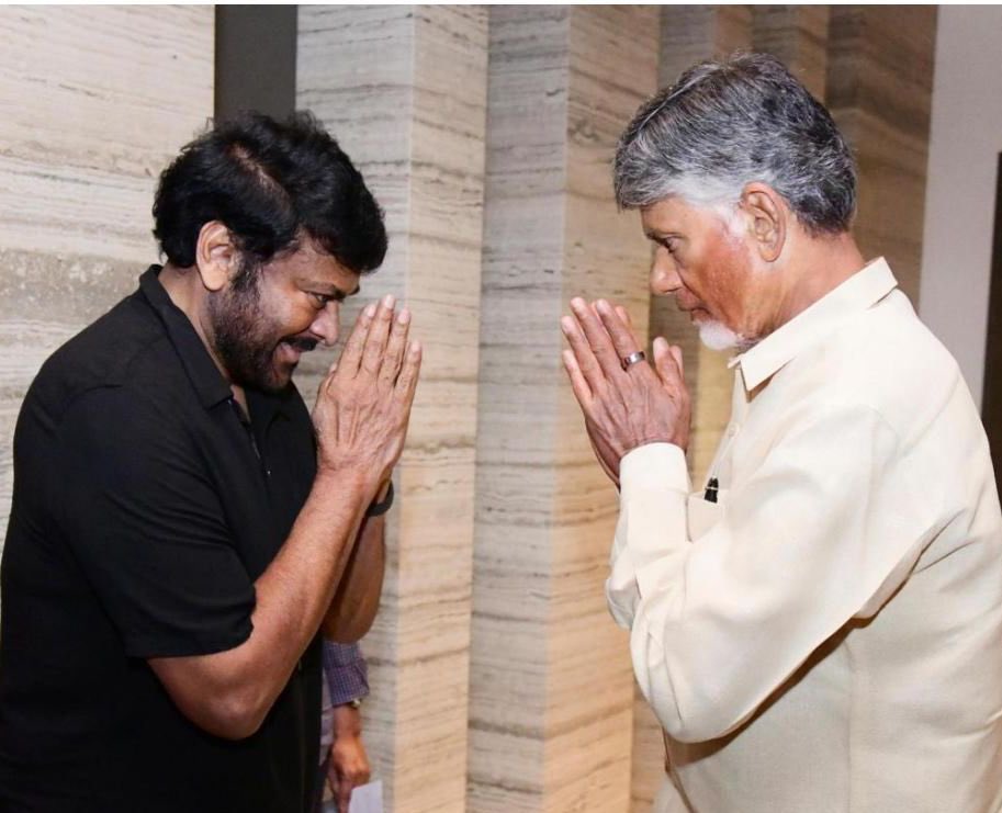 Chiranjeevi Konidela (@kchirutweets) on Twitter photo Happy 75th Birthday Shri <a href="/ncbn/">N Chandrababu Naidu</a> garu!!
దార్శనికత, కృషి, పట్టుదల, అంకిత భావం ఉన్న అరుదైన నాయకులు మీరు.
ఆ భగవంతుడు మీకు ఆయురారోగ్యాలతో పాటు ప్రజల కోసం మీరు కనే కలలు నెరవేర్చే శక్తిని ప్రసాదించాలని మనస్ఫూర్తిగా కోరుకుంటూ మీకు 75 వ జన్మదిన శుభాకాంక్షలు! 🙏💐
Telugus are truly lucky Happy 75th Birthday Shri <a href="/ncbn/">N Chandrababu Naidu</a> garu!!
దార్శనికత, కృషి, పట్టుదల, అంకిత భావం ఉన్న అరుదైన నాయకులు మీరు.
ఆ భగవంతుడు మీకు ఆయురారోగ్యాలతో పాటు ప్రజల కోసం మీరు కనే కలలు నెరవేర్చే శక్తిని ప్రసాదించాలని మనస్ఫూర్తిగా కోరుకుంటూ మీకు 75 వ జన్మదిన శుభాకాంక్షలు! 🙏💐
Telugus are truly lucky