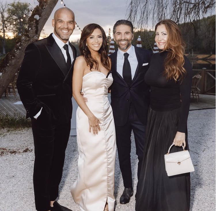 Eva Longoria celebró 50 años de vida rodeada de su familia y amigos, lució un increíble vestido strapless con escote de corazón.