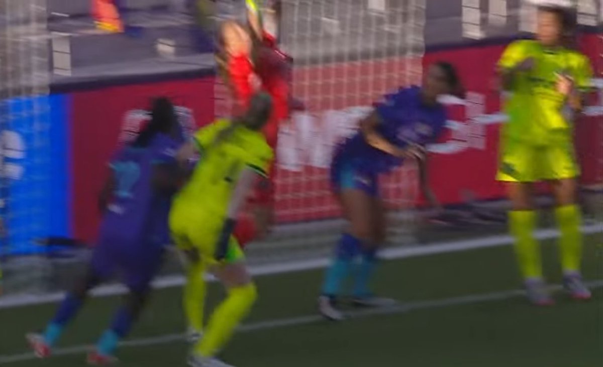 JohnRawlinsTV's tweet photo. 1. Crowding the GK is not a foul.

2. Aubrey has enough space to make the save. 👇🏽

3. She misses, flops, and calls for the foul to bail herself out. https://t.co/M5eDlcFGPj