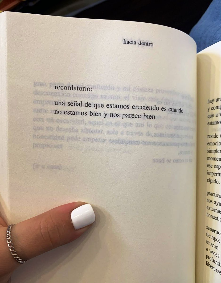 Cementedelibros's tweet photo. Verdades que entiendes con la madurez:
“Una señal de que estamos creciendo es cuando no estamos bien y nos parece bien.”
Libro: hacia dentro.
Autor: Yung Pueblo
#cementeriodelibros https://t.co/ZWTwQOqnxe