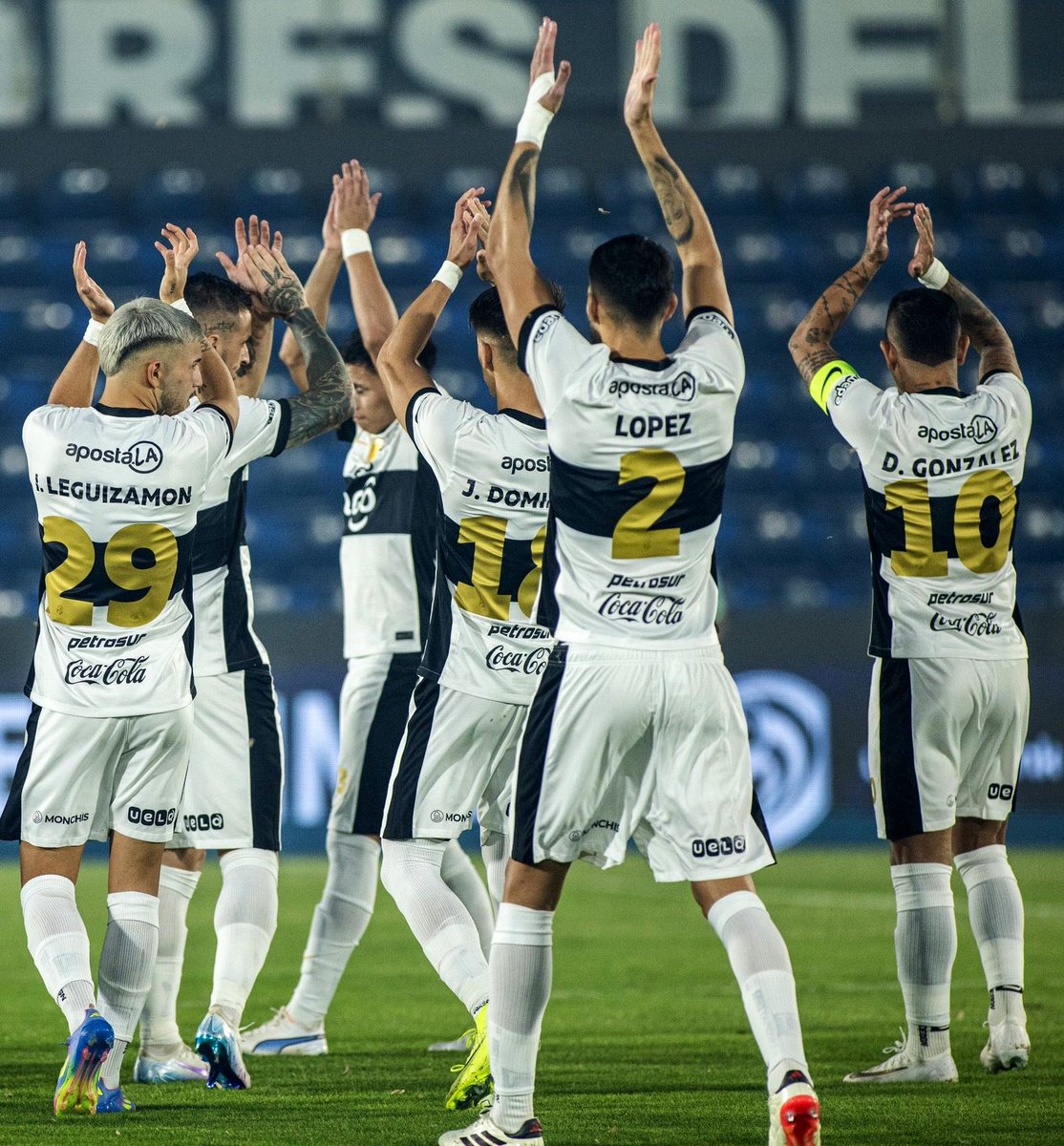 Debut +3 para Fabián Bustos ✅ 

#Olimpia derrotó a #Luqueño por 3-1

⚽️ Tobías Morínigo e Ivan Leguizamon x2 ⚪️⚫️⚪️

⚽️ Rodrigo Cáceres 🟡🔵🟡