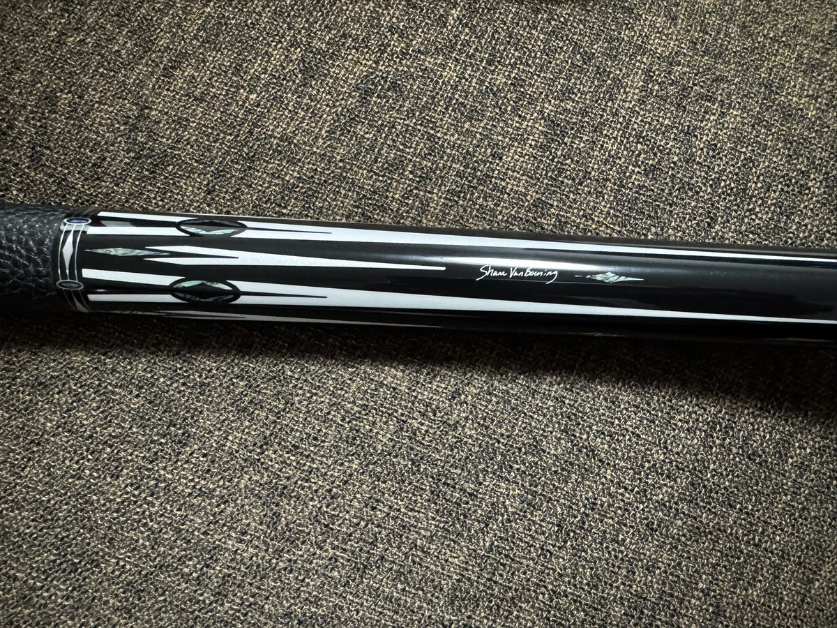 tetHongo's tweet photo. ビリヤード再開して1年半。　新しいキューが欲しくなり買っちゃぃました。　今使っているキューに不満は無いもののトランプ関税で高額になる前に購入。
新しいキューになってモチベも上がれば嬉しいんだが…(^^) https://t.co/gD7Jma4csv