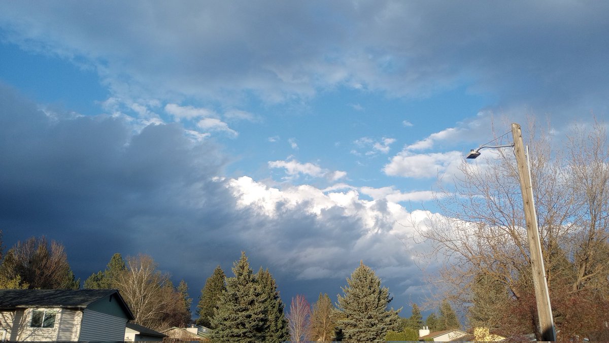 CindyHval's tweet image. Digging the cool skies in my neighborhood tonight. 
#april #theviewfromhere #landscapephotography #springtime #springsky #lovewhereyoulive #wawx