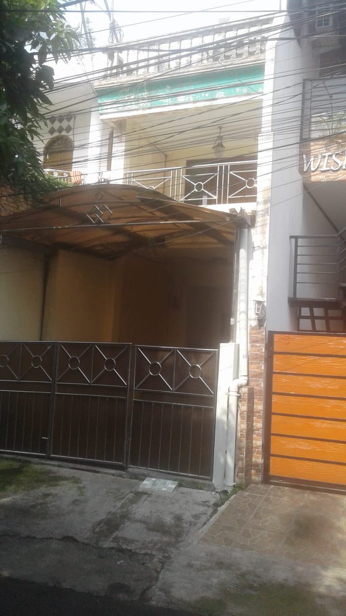 haloo barangkali lg ada yg cari rumah, di daerah jakarta selatan aku lg bantu ibuku jual rumah dng spesifikasi berikut

• lokasi di kawasan tebet 
• +- 15 menit jalan kaki ke st tebet dan st busway kp melayu
• lingkungan bebas banjir
• luas tanah 134m2. luas bangunan +-300m2