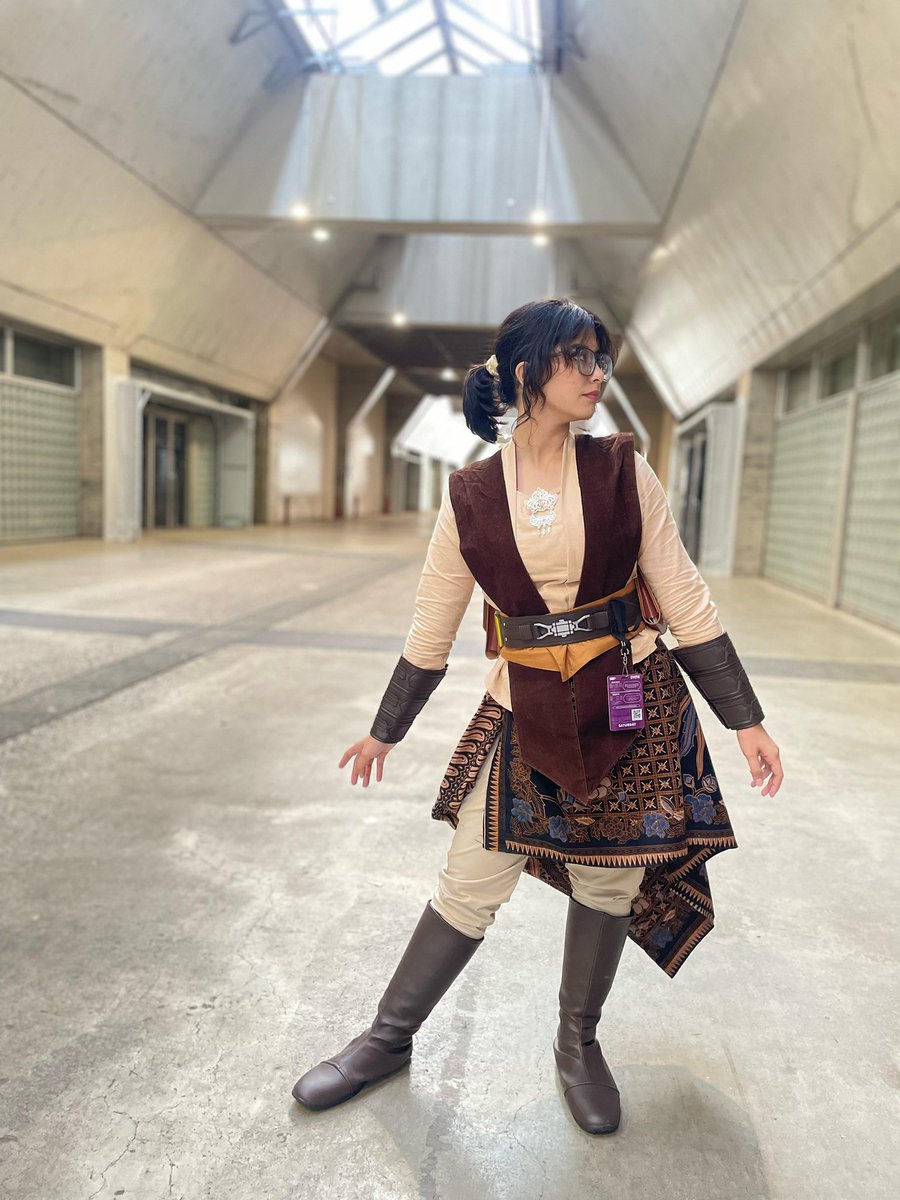 emaiera's tweet photo. Went to Star Wars Celebration Japan yesterday with Kebaya Kutubaru and handstamped Batik Solo stylized as female jedi! This is to commemorate tomorrow’s Hari Kartini and celebrating all female across galaxies hehe🩷 https://t.co/cZYNAhKra0