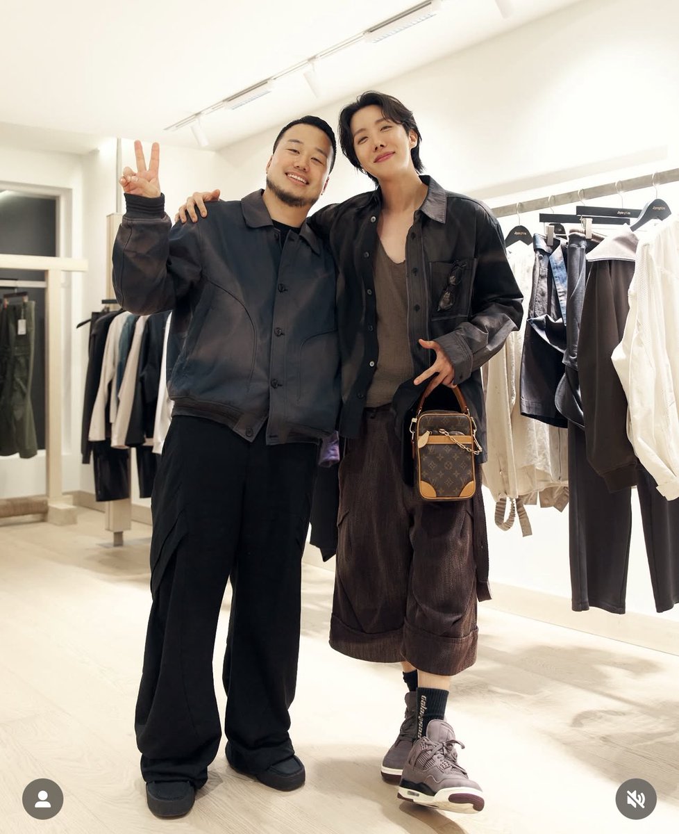 HobiCasa's tweet photo. #friendsofHOPE oh Look!!! Hobi visited Jiyong Kim at his Hannam Store 🥰 He said in his caption
“Even though he’s in the middle of a world tour, Hoseok took the time to come and congratulate me, dressed in full Ji-Yong Kim. Such a thankful person.” ( Google translation only) 🥹🥹
j-hope looking pretty so fine!!!! 😍😍
🔗 https://t.co/6RMrqSGlI7
#jhopeFashion