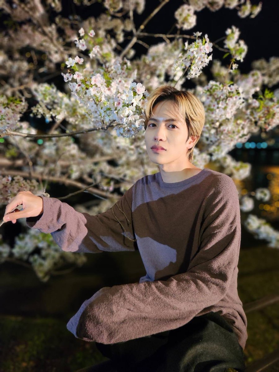 💙#恋は闇 🧡

桜✖️浩暉のオフショットを
お届けします🙌🏻🌸
こんなのなんぼあってもイイですからね✨

撮影の合間には
桜の花びらを掴もうとするおちゃめ浩暉🤭

第1話を無料配信中！
ぜひご覧ください🙇💕
🔗bit.ly/koiyami_ntv_SN…

#志尊淳
#岸井ゆきの
#こいやみ
📢【第2話】4月23日(水)よる10時