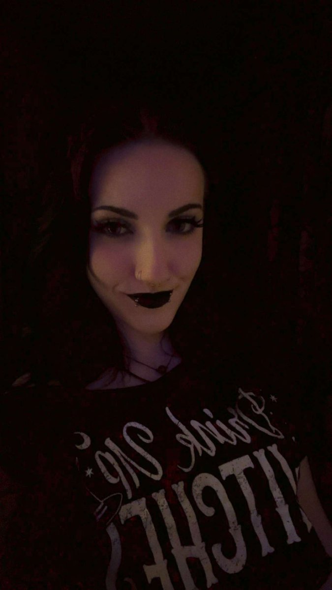 wickedgf222's tweet photo. Same girl different font https://t.co/GfaAiA8z5Y
