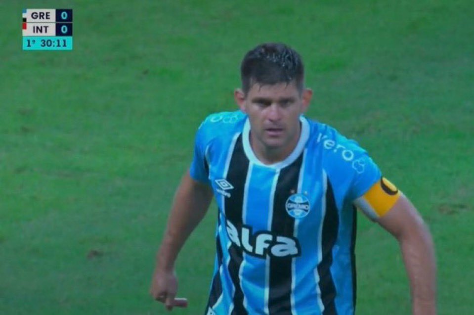 soccergfbpa's tweet photo. “Contra nós, pega na unha, é pênalti, é muito difícil jogar futebol.” 

- Kannemann, Walter, 2025. https://t.co/tdmP75bL7d