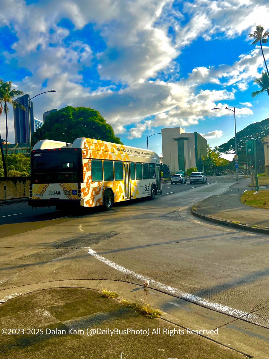 DailyBusPhoto's tweet photo. Finally touched up my old pfp so it looks even better now!
Route 4 (Bus 4007) approaching stop 324 near Aliʻiōlani Hale across from Kawaihaʻo Church.
#Photograghy #PublicTransit #Transit #TheBus #HOLOWithUs #GILLIG #GilligBEB #Electric #ZeroEmissionBus #Hawaii #Honolulu #Oahu https://t.co/tLjALEztxC